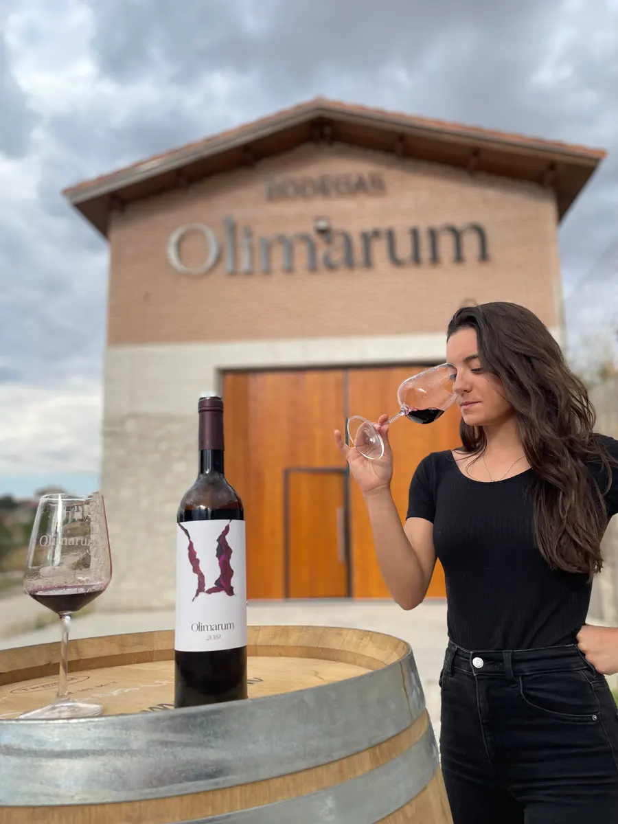 Brindis con una botella de Olimarum ante la bodega